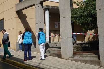 La UME desinfecta el Centro de Salud de Valsequillo tras dar positivo dos de sus profesionales (Foto Acfi Press)