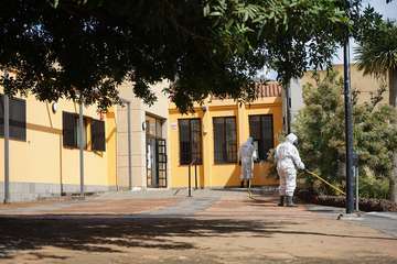La UME desinfecta el Centro de Salud de Valsequillo tras dar positivo dos de sus profesionales (Foto Acfi Press)
