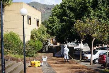 La UME desinfecta el Centro de Salud de Valsequillo tras dar positivo dos de sus profesionales (Foto Acfi Press)