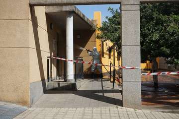 La UME desinfecta el Centro de Salud de Valsequillo tras dar positivo dos de sus profesionales (Foto Acfi Press)