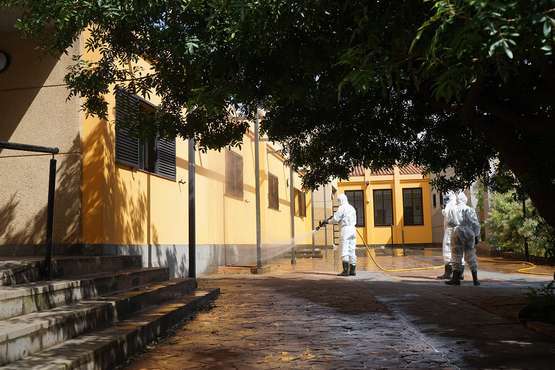 La UME desinfecta el Centro de Salud de Valsequillo tras dar positivo dos de sus profesionales (Foto Acfi Press)