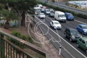 Caravana de vehículos en la autovía GC-1 a su paso por Telde en plena cuarentena (Foto TA)