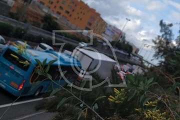 Caravana de vehículos en la autovía GC-1 a su paso por Telde en plena cuarentena (Foto TA)