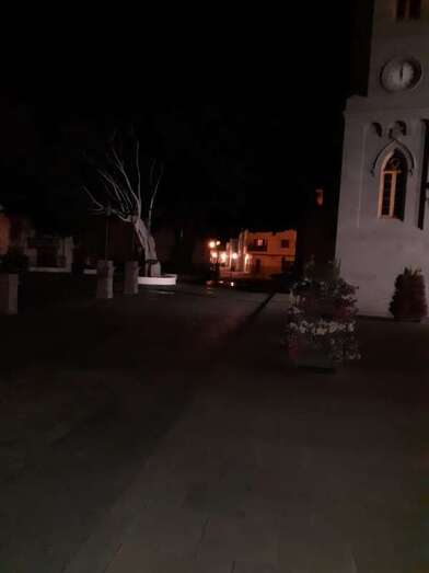 Imagen captada anoche durante el apagón en la plaza de San Juan por la iniciativa la Hora del Planeta (Foto TA)