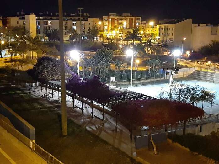 Los focos del parque de La Barranquera, encendidos durante la noche (Foto TA)