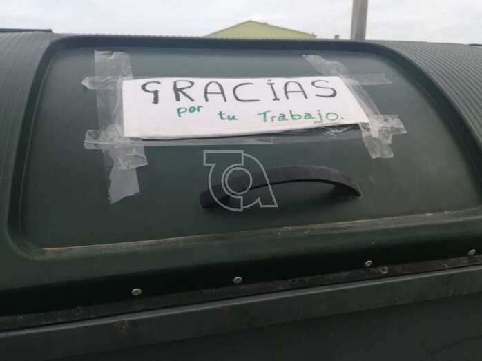 Carteles de agradecimiento colocados en los recipientes (Foto TA)