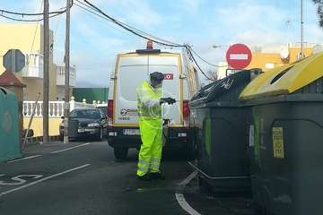 Desinfección de los contenedores (Foto TA)