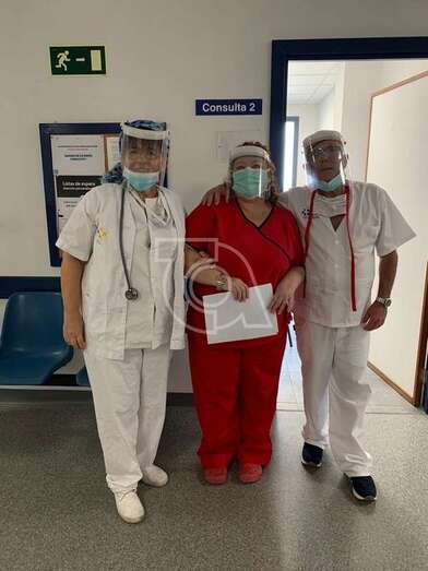 Profesionales del CS de El Calero con viseras confeccionadas por el ITC (Foto TA)