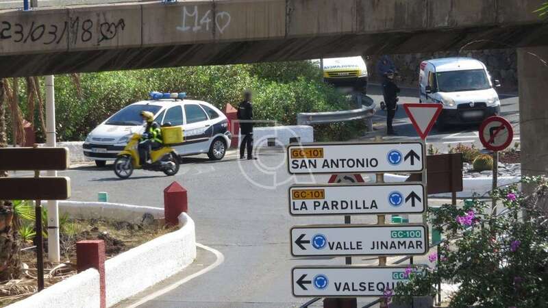 Efectivos de la Policía Local esta mañana en la carretera de La Pardilla (Foto TA)
