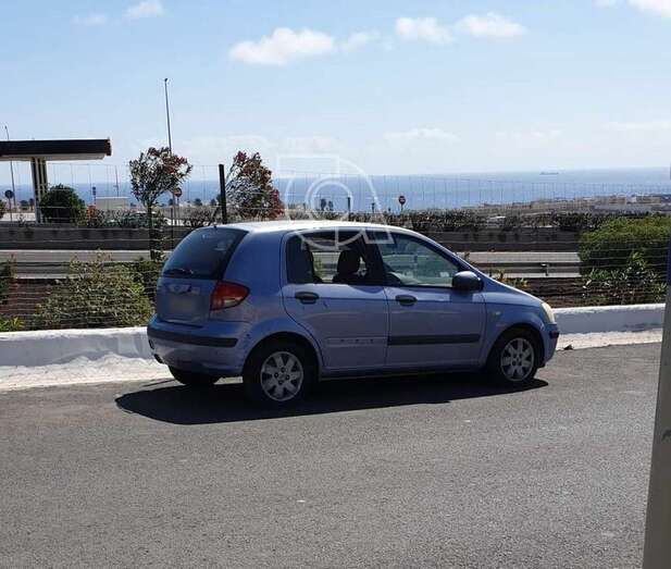 El vehículo advertido por los vecinos con la ventanilla rota (Foto TA)