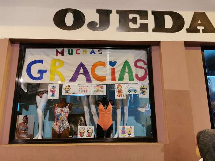Pancartas de Modas Ojeda con mensaje de agradecimiento a su clientela (Foto TA)