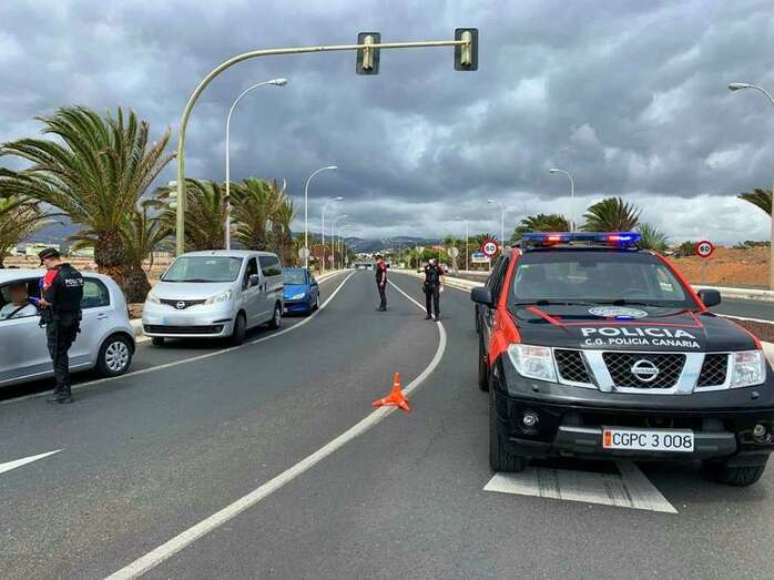 Control de la Policía Canaria en la Avenida del Cabildo (Foto TA)