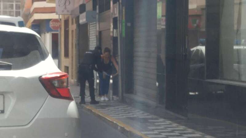 Momento en que un agente le entrega el diploma al menor (Foto TA)