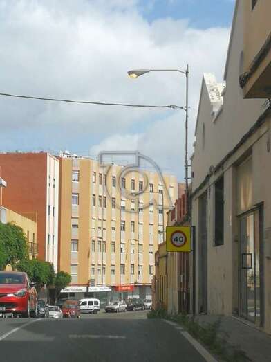 Imagen de la calle de Doctor Melián con las luminarias encendidas  a las 12.00 horas de este martes (Foto TA)