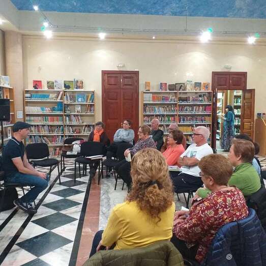 Imagen de archivo de una reunión presencial de los Clubes de Lectura de Telde (Foto TA)