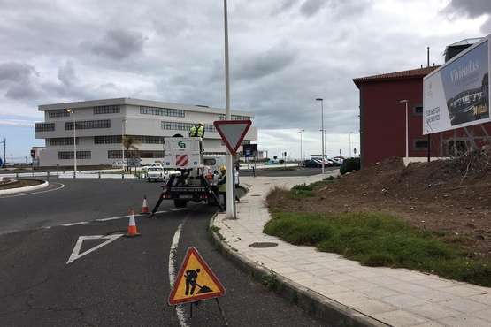 Elecnor mejora la iluminación de la rotonda de El Cubillo (Foto TA)