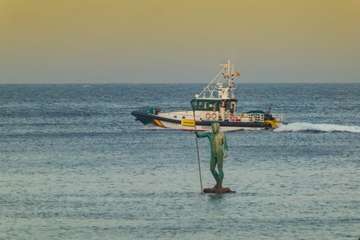 Una patrullera de la Guardia Civil vigila la costa de Telde (Foto Antonio Rico)