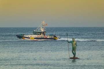 Una patrullera de la Guardia Civil vigila la costa de Telde (Foto Antonio Rico)