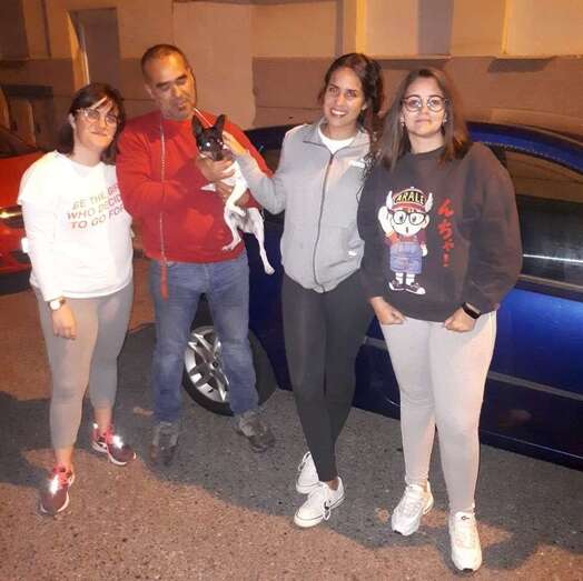 Las dos jóvenes que custodiaron la perra con la pareja dueña del animal (Foto TA)