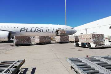 Gando recibe un nuevo avión con material sanitario para la lucha contra el coronavirus (Foto Acfi Press)