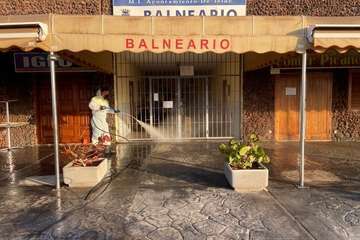 Desinfección a fondo de la playa de Melenara (Foto TA)