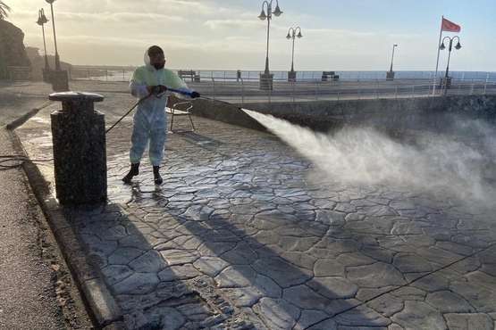 Desinfección a fondo de la playa de Melenara (Foto TA)