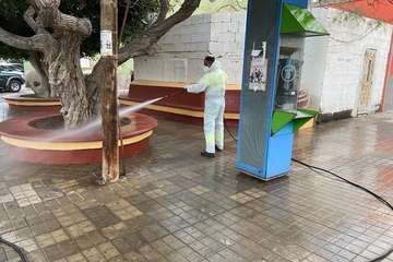 Desinfección a fondo de la playa de Melenara (Foto TA)