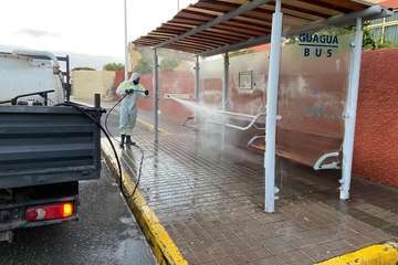 Desinfección a fondo de la playa de Melenara (Foto TA)