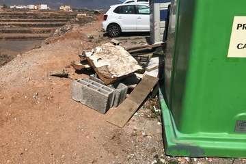 Identificado el responsable de un vertido de escombros en Las Huesas (Foto TA)