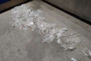  Guantes usados para prevenir contagios revolotean en La Mareta (Foto TA)