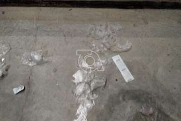  Guantes usados para prevenir contagios revolotean en La Mareta (Foto TA)