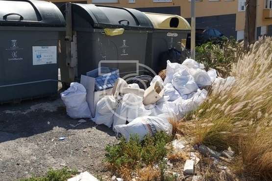Vertido de escombros en la calle de Río Tormes,en Caserones Altos-Telde  (Foto TA)