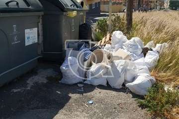 Vertido de escombros en la calle de Río Tormes,en Caserones Altos-Telde  (Foto TA)