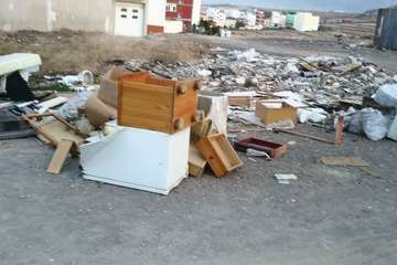 Vertedero en un solar de la calle de Sagunto de Las Huesas (Foto TA)