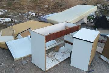 Vertedero en un solar de la calle de Sagunto de Las Huesas (Foto TA)