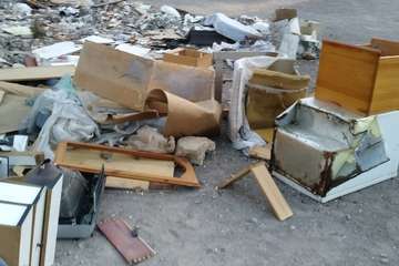 Vertedero en un solar de la calle de Sagunto de Las Huesas (Foto TA)