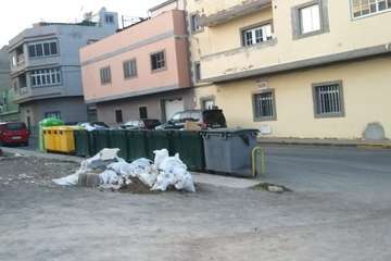 Vertedero en un solar de la calle de Sagunto de Las Huesas (Foto TA)