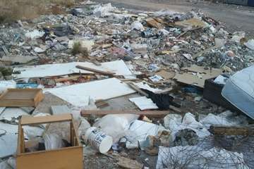 Vertedero en un solar de la calle de Sagunto de Las Huesas (Foto TA)