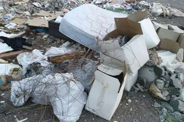 Vertedero en un solar de la calle de Sagunto de Las Huesas (Foto TA)