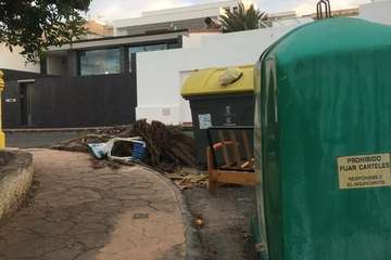 Trastos, restos de podas y suciedad en Playa del Hombre (Foto TA)