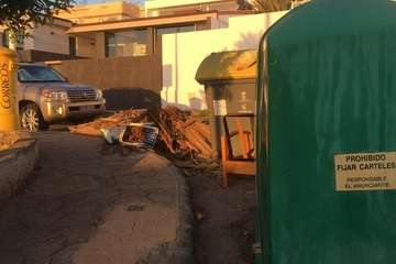 Trastos, restos de podas y suciedad en Playa del Hombre (Foto TA)