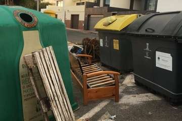 Trastos, restos de podas y suciedad en Playa del Hombre (Foto TA)