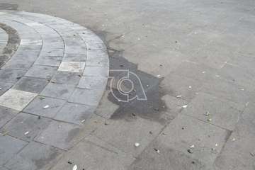 Manchas de aceite sobre el pavimento de cantería de la plaza de San Juan (Foto TA)