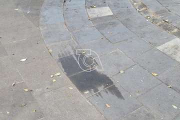 Manchas de aceite sobre el pavimento de cantería de la plaza de San Juan (Foto TA)