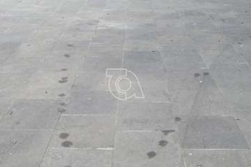 Manchas de aceite sobre el pavimento de cantería de la plaza de San Juan (Foto TA)