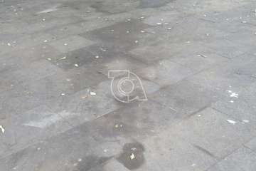 Manchas de aceite sobre el pavimento de cantería de la plaza de San Juan (Foto TA)