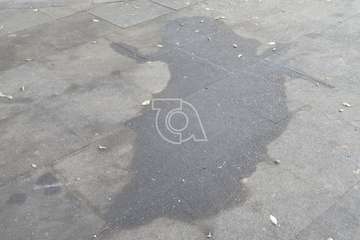 Manchas de aceite sobre el pavimento de cantería de la plaza de San Juan (Foto TA)