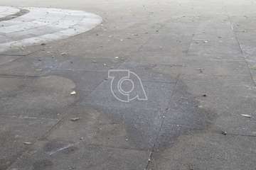 Manchas de aceite sobre el pavimento de cantería de la plaza de San Juan (Foto TA)