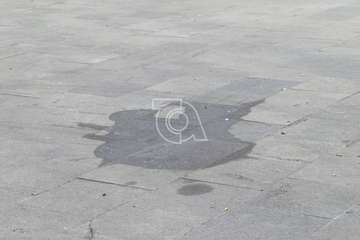 Manchas de aceite sobre el pavimento de cantería de la plaza de San Juan (Foto TA)