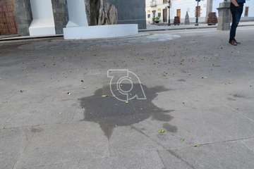 Manchas de aceite sobre el pavimento de cantería de la plaza de San Juan (Foto TA)